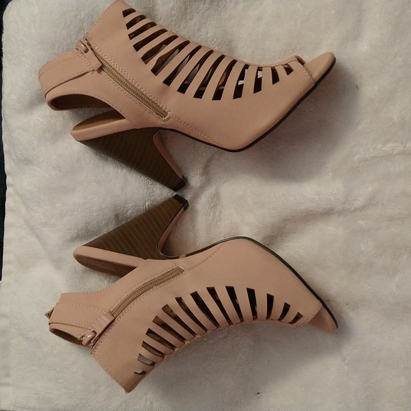 Charles Albert Gladiator Cone Heels - Picture 4 of 7